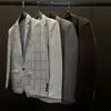 Sala de Modelos de Ropa Suave para Hombres Vestuario Estilo Italiano Sencillo Chaqueta de Traje para Hombres Exhibición de Accesorios Armario Decoración