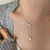 Collar de Cadena con Borla Colgante Redondo de Metal Cepillado de Lujo Ligero Coreano y Japonés con Perla Ojo de Gato para Mujer Collar Simple de Lujo Ligero para Mujer