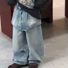 Calça Jeans Solta Casual Versátil Fuguo Girls Outono 2026 Nova Coreana Calça Longa com Aba Falsa de Duas Peças Infantil