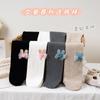 2023 Primavera y Otoño Nuevo pantimedias de rayas verticales de conejo bonito para niñas, leggings de punto de algodón para niños con lindos adornos