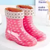 Botas de lluvia de tela con flor de cristal de verano, para mujer, hasta la pantorrilla, zapatos de agua, zapatos de goma impermeables para cocina, botas de agua cortas antideslizantes, botas de lluvia para mujer con acolchado de algodón