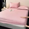 Juego de tres piezas de sábana de cama de color sólido cepillado Amazon transfronterizo, funda protectora a prueba de polvo para colchón antideslizante de cobertura completa