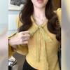 Camisa de Base de Veludo com Decote V e Renda de Damasco, Costura de Laço, para Mulheres no Início da Primavera, com Bainha Assimétrica e Regata de Base Interna