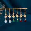 Cheongsam para Mujer Traje Chino con Baño de Oro 24k Diseño Estilo Corte Pendientes Largos de Cisne Incrustados con Cristal Color Calcedonia
