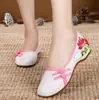 Sapatos de Pano Velho de Pequim Estilo Chinês Bico Redondo Sapatos de Pano Estilo Étnico Sapatos Bordados Confortáveis Sapatos de Mãe Fornecimento Direto da Fábrica