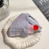 Presilha Triangular de Tecido Xadrez para Cabelo Feminino Design de Clipe Tubarão de Alto Nível Senso de Design Penteado de Nicho Presilha para Cabelo na Parte de Trás da Cabeça Feminina