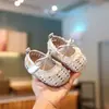 Novos Sapatos de Bebê e Criança Primavera/Verão 2026 Estilo Coreano Sapatos de Princesa com Laço para Meninas 0-3 Anos Sapatos de Couro Tecido