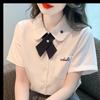 Camisa blanca estilo preppy japonés de verano que reduce la edad de una sola hilera de botones top JK para mujer camisa de manga corta artística con cuello polo bordado