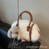 Otoño e Invierno Nuevo Bolso de Peluche Lindo Moda para Mujer Diseño de Nicho Bolso de Mano Popular Bolso Bandolera de Hombro
