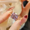 Anillo de Lujo Color Caramelo Púrpura de Diamante de Alto Carbono en Oro Rosa para Mujer con un Corte de Flor de Hielo de Gama Alta