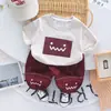 Novo Conjunto de Verão para Meninos 2025 Roupa de Verão Infantil Quadrado Sorridente Manga Curta Conjunto de Duas Peças Macacão para Bebê Menino Dropshipping