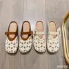Chinelos Femininos Cobertos para Dedos 2026 Verão Novo Estilo Renda Malha Bordado Fivela de Cinto Suave Meio Chinelo Plano Tendência