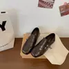 Mocasines Cuadrados de Tacón Grueso Estilo Retro para Mujer Piel Suave Correa de Doble Hebilla Zapatos Planos Florales de Corte Bajo Versátiles Zapatos Pequeños de Cuero Todas las Estaciones