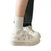 Zapatos de lona con plataforma gruesa para mujer, zapatillas blancas que aumentan la altura, nuevo modelo de otoño 2026, transpirables, adecuados para combinar con faldas, zapatillas casuales con estampado de estrellas para estudiantes