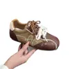 Tênis esportivo casual feminino de couro genuíno com sola macia, novo outono 2026, versátil, retrô, moda, aumento de altura, tênis de treino alemão
