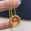 Novo Estilo Anel Redondo Pequeno com Padrão Losango Cravejado de Diamantes Colar para Mulheres, Estilo Chanel V-Ouro Espesso Banhado a Ouro 18K Corrente Simples para Clavícula com Toque de Luxo