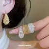 Pendientes Redondos Huecos Retro Europeos y Americanos para Mujer, Lujo Ligero y Sensación de Alta Gama, Pendientes de Clip y Pendientes Largos, Pendientes de Diseño Único y Versátil para Mujer