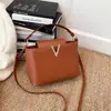 Nuevo Bolso Decorativo Simple en Forma de V 2025, Bolso Cruzado de Hombro Único de Moda y Tendencia Tipo Cubo para Mujer
