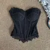 Top de renda preto para o verão com um design puro e sedutor, acinturado e modelador, sem alças e com alças finas