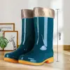 Botas de chuva femininas de cano alto, antiderrapantes, espessadas, longas, forradas com fleece, para inverno, com solas de borracha para aquecimento, impermeáveis e adequadas para usar sobre os sapatos
