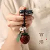 Colgante de fresa tallado en palo de rosa, llavero de fruta simulada, accesorio para mochila de estudiante, colgante estilo chino, venta al por mayor de regalos pequeños
