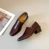 2026 Novos Mocassins Vintage Quadrados de Calçar para Mulheres, Sapatos de Estilo Britânico com Saltos Grossos, Sapatos de Couro com Corte Profundo