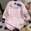 Camiseta de Verano 2025 Estampada de Manga Corta Estilo Tie-Dye Americano para Mujer Crayon Shin-Chan Holgada y Linda Cuello Redondo Top Interior Rosa