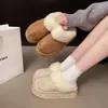 Botas de nieve blancas de suela gruesa que aumentan la altura, pantuflas de algodón para usar al aire libre, nuevo estilo de invierno 2026 para mujer, forradas de felpa, punta cerrada, diseño de pantufla a media altura esponjosa