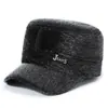 Chapéu masculino de inverno, projetado para homens de meia-idade e idosos, proporciona calor e proteção para as orelhas, apresentando um design espesso de topo reto, e é adequado para uso ao ar livre.