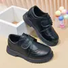 Chegada Nova Primavera 2026 Sapatos de Couro para Meninos Estilo Britânico Preto Sapato Estudante Solado Macio Sapatinhos Infantis Sapatos de Performance para Crianças Casuais Versáteis