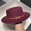 Chapéu de Aba Reta Estilo Britânico para Mulheres Outono e Inverno Lã Aba Curta Fivela de Cinto Versátil Chapéu Jazz Moda Europeia e Americana Versátil Retrô