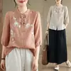 Blusa de estilo chino con cuello mao y botones modificados, camisa vintage con bordado pesado para mujer, nuevo producto de verano, top de algodón y lino de manga tres cuartos
