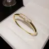 Pulsera con Cierre Redondo Cruzado de Circonia Chapada en Oro Real de 18k Pulsera Versátil de Moda para el Trabajo Diseño con Sentido Joyería de Mano para Mujeres