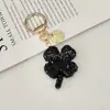 Nova Chaveiro Trevo de Quatro Folhas Cheio de Diamantes de Argila de Cristal Exquisito Pingente de Carro com Pedras Strass Embutidas Bolsa de Luxo Leve
