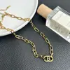 Colar com Pingente de Letra B Minimalista e Personalizado Estilo Europeu e Americano para Mulheres, Design de Nicho, Corrente para Clavícula Estilo Ins Cool, Corrente de Pescoço Versátil e Moderna