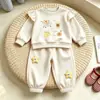 Conjunto de Moletom e Calça para Meninas Outono/Inverno 2026 Novo Estilo Infantil Elegante Estampado Fofo Menininha Quente Conjunto de Duas Peças Tendência