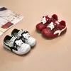 Zapatillas deportivas para niñas, parte superior de malla transpirable, nuevo estilo 2026, zapatillas tipo "dad shoes" para niños, suela suave, zapatillas de correr para niñas de 3 a 12 años, zapatillas sencillas.