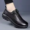 Sapatos de Couro de Verão para Homens, Novo Design Vazado, Leves, Respiráveis, Ideais para Viagem, Sapatos para Caminhada com Fivela Rotativa, Casuais e Modernos