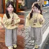 Conjunto de Sudadera de Felpa para Niñas 2026 Nuevo Otoño e Invierno Top de Dibujos Animados para Niños y Pantalones de Chándal Gruesos a Rayas Conjunto de Dos Piezas