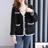 Cardigan de punto estilo Chanel otoño e invierno nuevo cuello en V borde de color contrastante elegante moderno para todo tipo de atuendo suéter con bolsillo