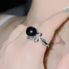 Anillo Versa de borla de lazo asimétrico con perla negra, anillo Tahidi de cuentas de concha marina barroca con circón