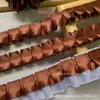 Detalhe de renda marrom para cinto decorativo (faça você mesmo) - Tecido com babados em material marrom