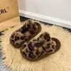 Pantuflas mullidas, cómodas y minimalistas para mujer, perfectas para usar en exteriores, con suelas gruesas, diseño moderno y versátiles para otoño e invierno 2026, ofreciendo un look elegante y casual con altura adicional