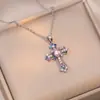 Colar Feminino Colorido Zircônia Joias Design de Nicho Pingente Cruz Completo em Diamante Colar Corrente de Clavícula em Aço Inoxidável