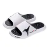 Venta especial de liquidación en pantuflas para hombre, disponibles en varios tamaños y estilos, incluyendo chanclas y sandalias de dedo, adecuadas para puestos y mercados nocturnos