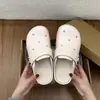 Mules Slip-On Femininas Estilosas, com Tachas e Estrelas, Sola Grossa, Aumentam a Altura, Confortáveis Chinelos de Casa