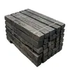 Dormentes antigos podem ser usados como bases para equipamentos e camas temporárias em canteiros de obras, oferecendo boa resistência ao desgaste.