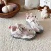 Zapatos deportivos para niñas, nueva colección otoño 2026, zapatos infantiles casuales de malla transpirable, zapatillas de malla de moda estilo entrenamiento alemán, zapatos de skate para niñas