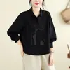Foto real de una camisa bordada de estilo coreano, holgada y relajada, hecha de algodón puro, con un tacto de alta gama, que rejuvenece, elegante y de manga larga
