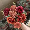 Buquê Artificial de Crisântemos de 7 Galhos em Cores de Outono com Combinação de Rosas Filodendro e Gipsofila para Buquês de Noiva de Casamento e Decoração de Mesa de Jantar em Casa